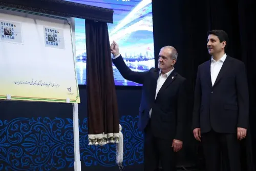 رونمایی از روبات پستچی با حضور رئیس جمهوری